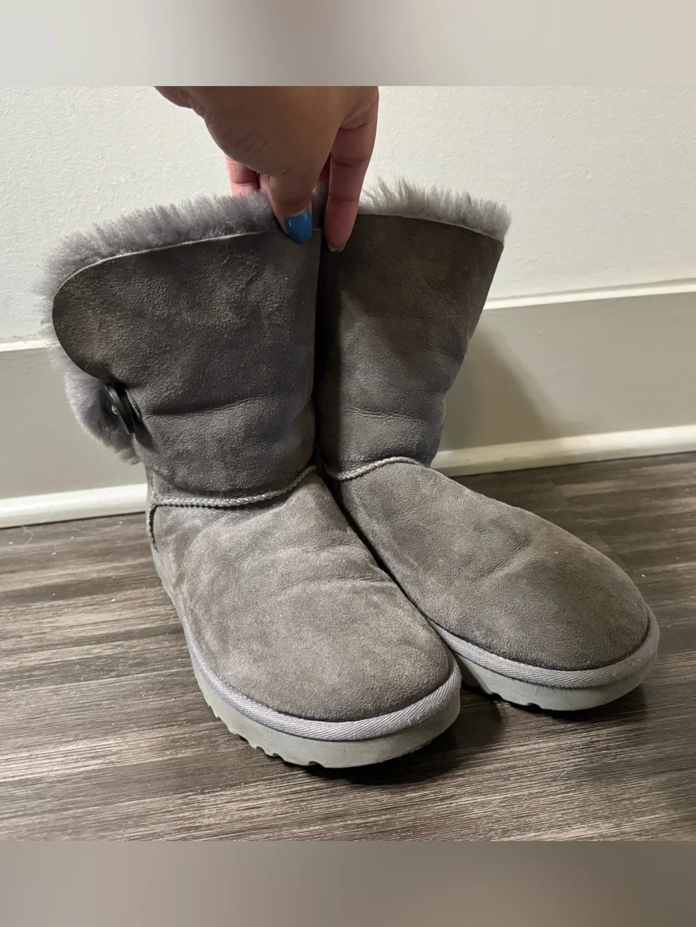 UGG Bailey Button II Boots Grey Sheepskin Sz 9 Cozy Winter